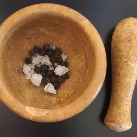 Gewürze wie Kreuzkümmel ganz einfach im Mörser zerkleinern