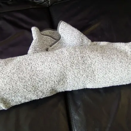 Platz sparen beim Kofferpacken: Kleidung zusammenrollen