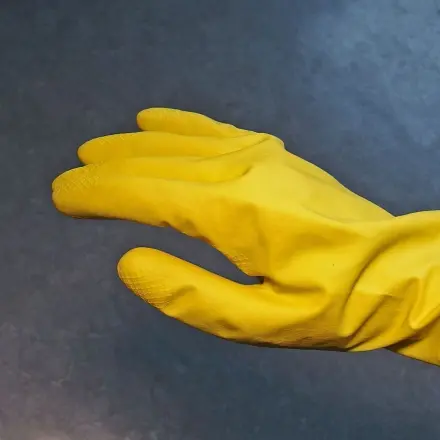 Gleichzeitige intensive Handpflege bei Arbeiten mit Gummihandschuhen