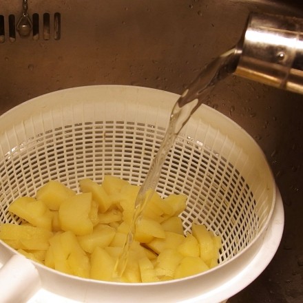 Heißes Wasser gegen "verklebte" Kartoffelscheiben