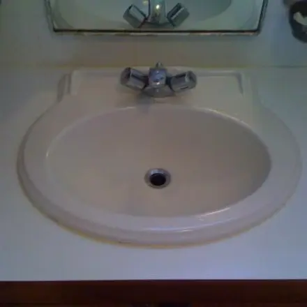 Gelbe Flecken vom Schimmelentferner von weißer Holzplatte entfernen