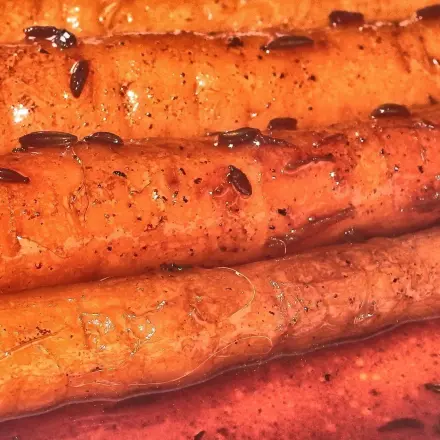 Neue Karotten karamellisiert - ein köstliches Gemüsegericht