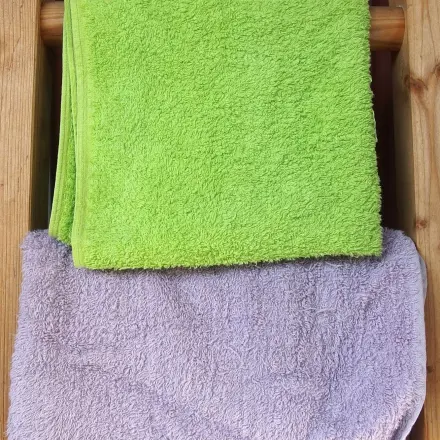 Holzleiter als Handtuchhalter - schöne Deko