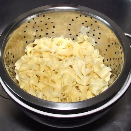 Servierschüssel für Pasta anwärmen