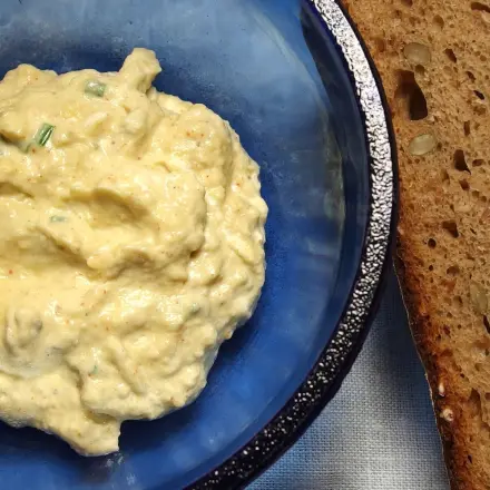 Vegetarischer Brotaufstrich mit Avocado