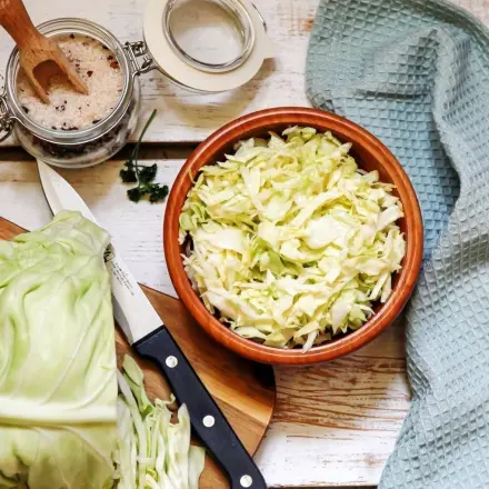 Spitzkohl als Krautsalat (weicher, milder, schneller)