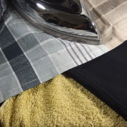 Schwarze Jeans bügeln - ohne weiße Streifen