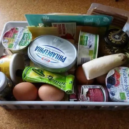 Praktische Kühlschrankordnung angefangener Essenspackungen