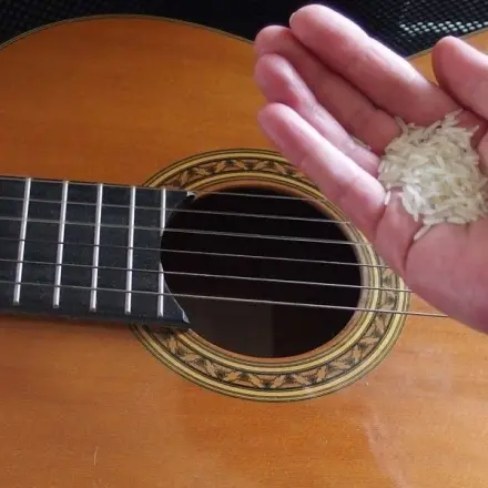Staub von Gitarre entfernen