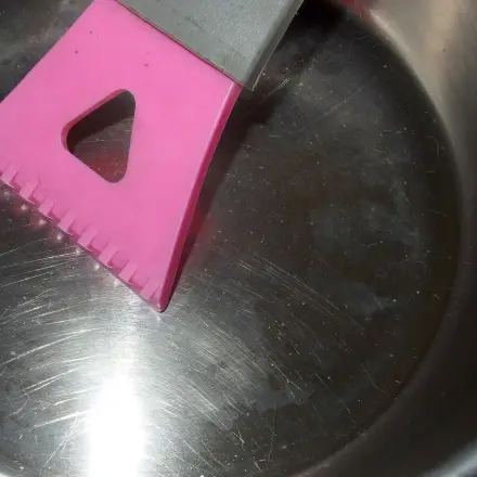 Eiskratzer für Autoscheiben putzt Angebranntes aus Töpfen