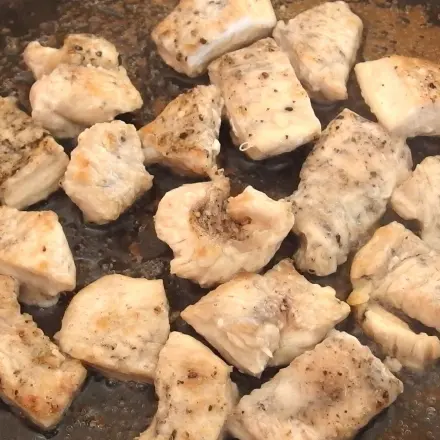 Fleisch für Geschnetzeltes mit einer Schere klein schneiden