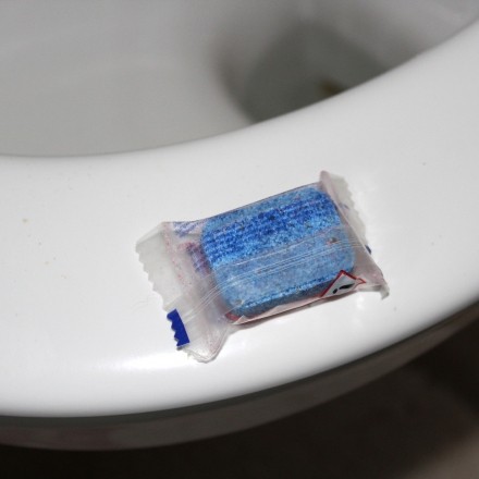 Blaues Toilettenwasser - Toilettentabletten halten länger