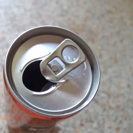 Überschäumende Cola- und Limodosen