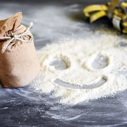 Mit Mehl gefüllter Nylonstrumpf - zum Bestäuben von Speisen