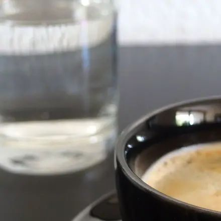 Zähne mit Mineralwasser pflegen