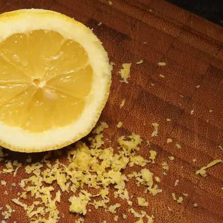 Zitronenschale zum Kuchenbacken