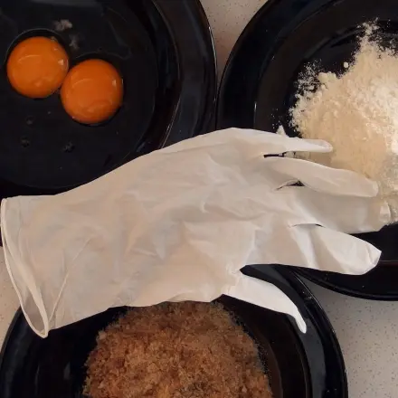 Einmalhandschuhe in der Küche einsetzen