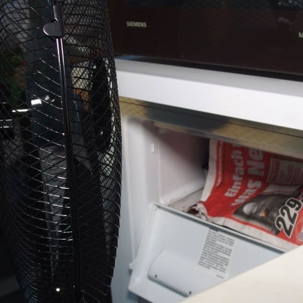 Kühl- oder Gefrierschrank schneller abtauen mit Ventilator