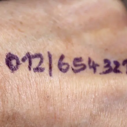 Kleine Kinder unterwegs: Handy-Nummer auf Handrücken & in Klamotten