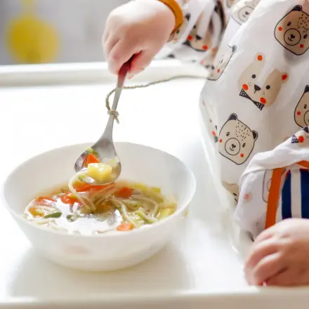 Stress raus beim Essen mit Kleinstkindern: Löffel anbinden