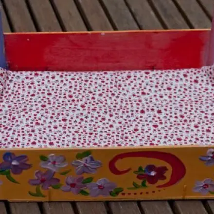 Kleines Serviertablett aus Erdbeerkiste basteln