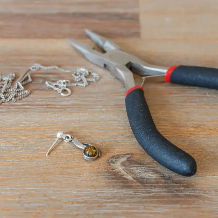 Einzelne Ohrstecker als Anhänger verwenden