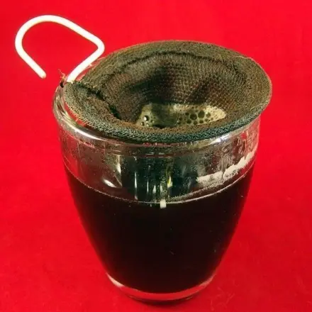 Haare mit Kaffeesatz oder schwarzem Tee färben