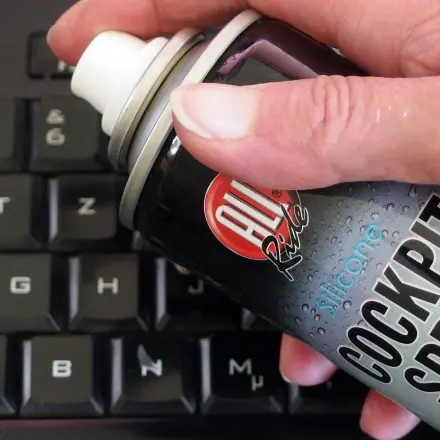 Computer-Tastatur mit Cockpit-Spray reinigen