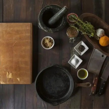 Getrocknete Gewürze im Mörser neu belebt