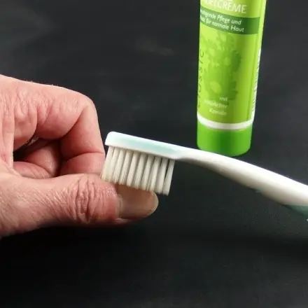 Nagel- und Nagelbettpflege mit einer Zahnbürste