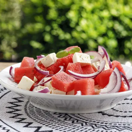 Melonensalat mit Schafskäse und roten Zwiebeln