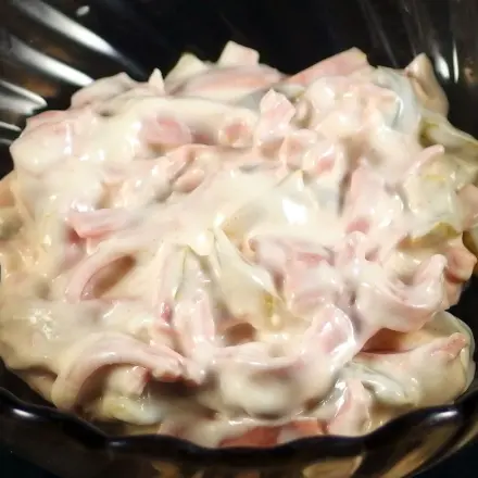 Mayo bleibt fest trotz Gewürzgurken im Salat