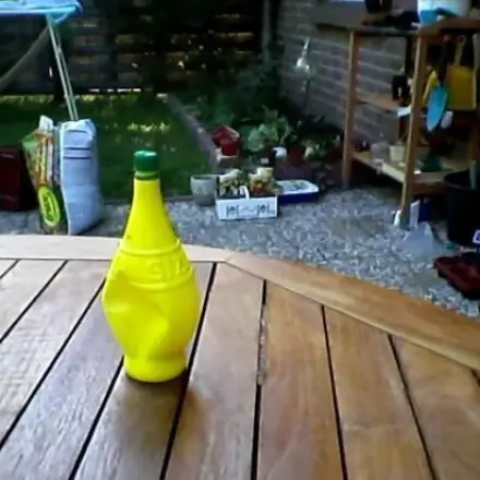 Plastikzitrone zum Jungpflanzen gießen