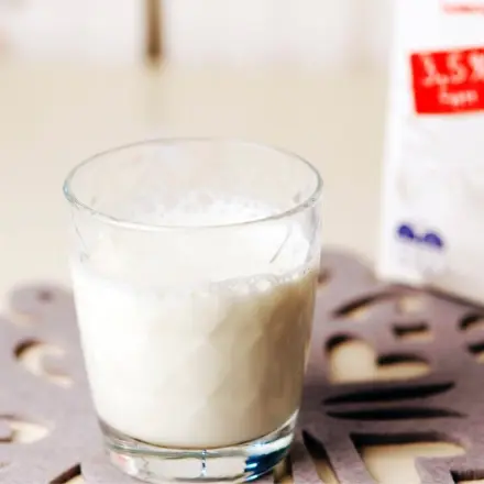 Flüssigkeiten in Tetrapacktüten ohne Spritzen einschenken