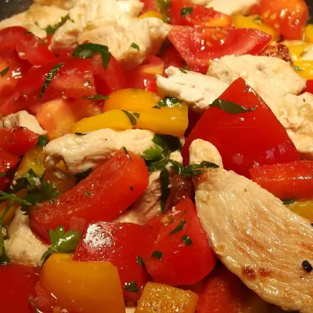 Hähnchenbrust mit Paprika-Tomaten-Gemüse
