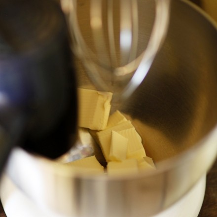 Kuchenteig: Kalte Butter mit dem Fön erwärmen