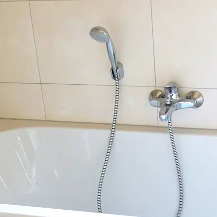 Weniger Seifenreste an der Badewanne mit kaltem Wasser