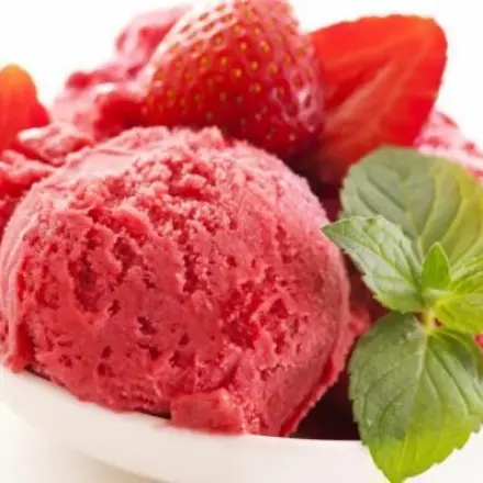 Erdbeersorbet im Sektbad