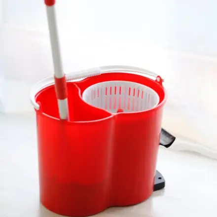 Fußboden mit kaltem Wasser wischen