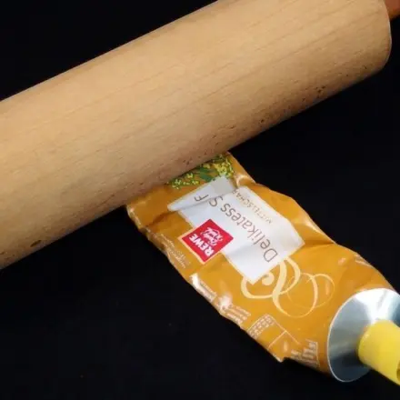 Tuben komplett leeren - mit Nudelholz