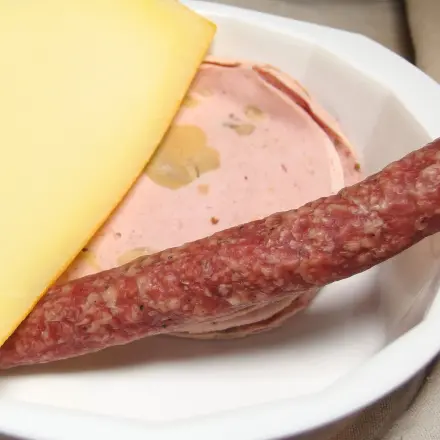 Einwegsuppenschüsseln als Doggie-Bag für Buffetreste