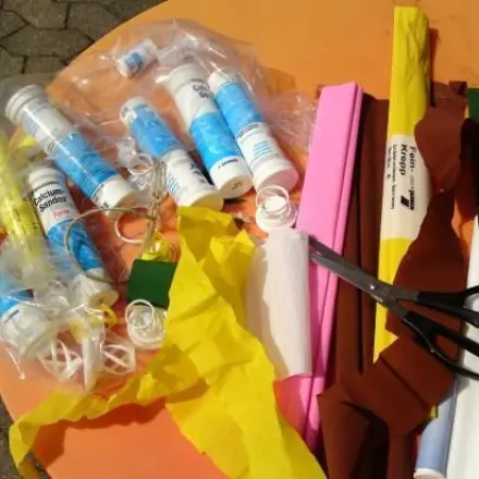 Leere Brausetablettenhülsen als Hängebehälter für kleine Blumen