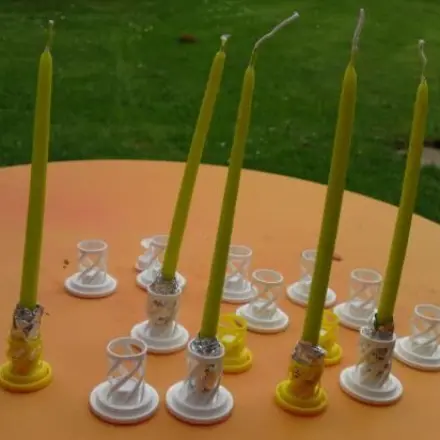 Verschlusskappen von Brausetabletten-Röhrchen als Kerzenhalter