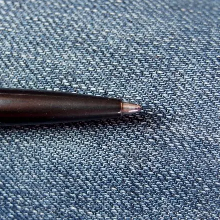 Reparatur bei Jeans mit Kuli "unsichtbar" machen