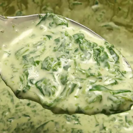 Runzelkartoffeln mit scharfer grüner Soße