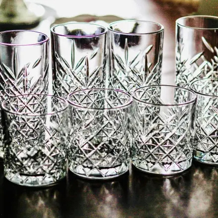 Verkalkte Gläser zum Glänzen bringen