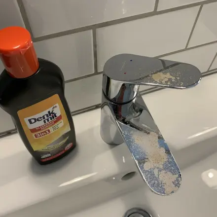 Haarfarbe auf Badezimmerarmaturen / Waschbecken entfernen