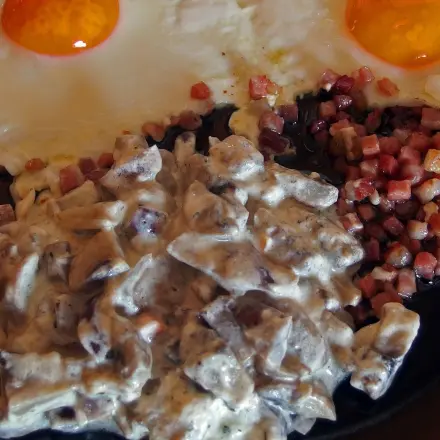 Rahm-Champignons mit Speck und Ei