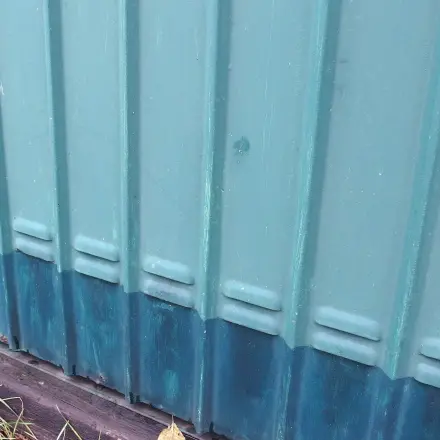 Lackiertes, der Witterung ausgesetztes Metall schützen