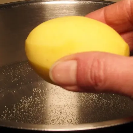 Kartoffeln mit heißem Wasser aufsetzen